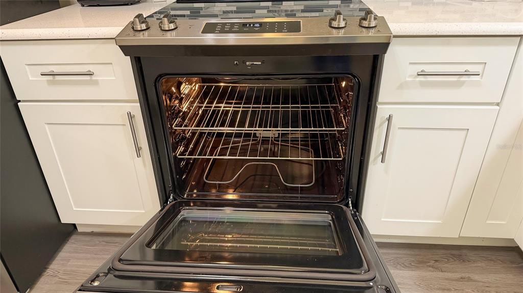 待售: $195,000 (2 贝兹, 2 浴室, 884 平方英尺)