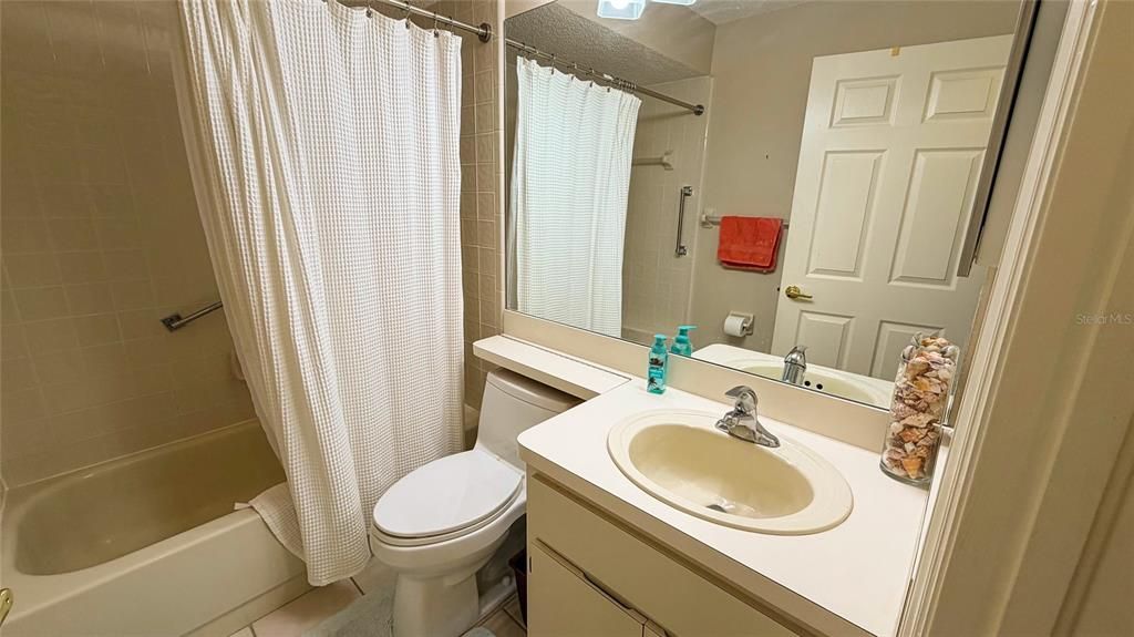 待售: $195,000 (2 贝兹, 2 浴室, 884 平方英尺)