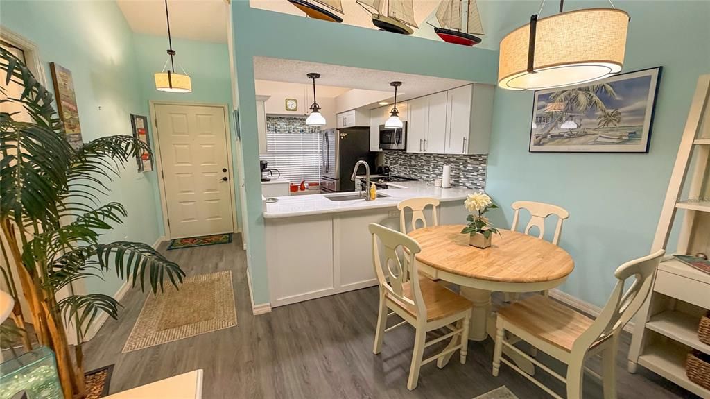 待售: $195,000 (2 贝兹, 2 浴室, 884 平方英尺)