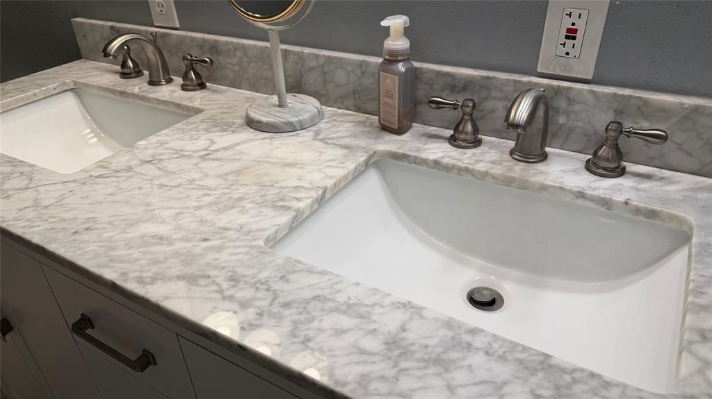 待售: $195,000 (2 贝兹, 2 浴室, 884 平方英尺)