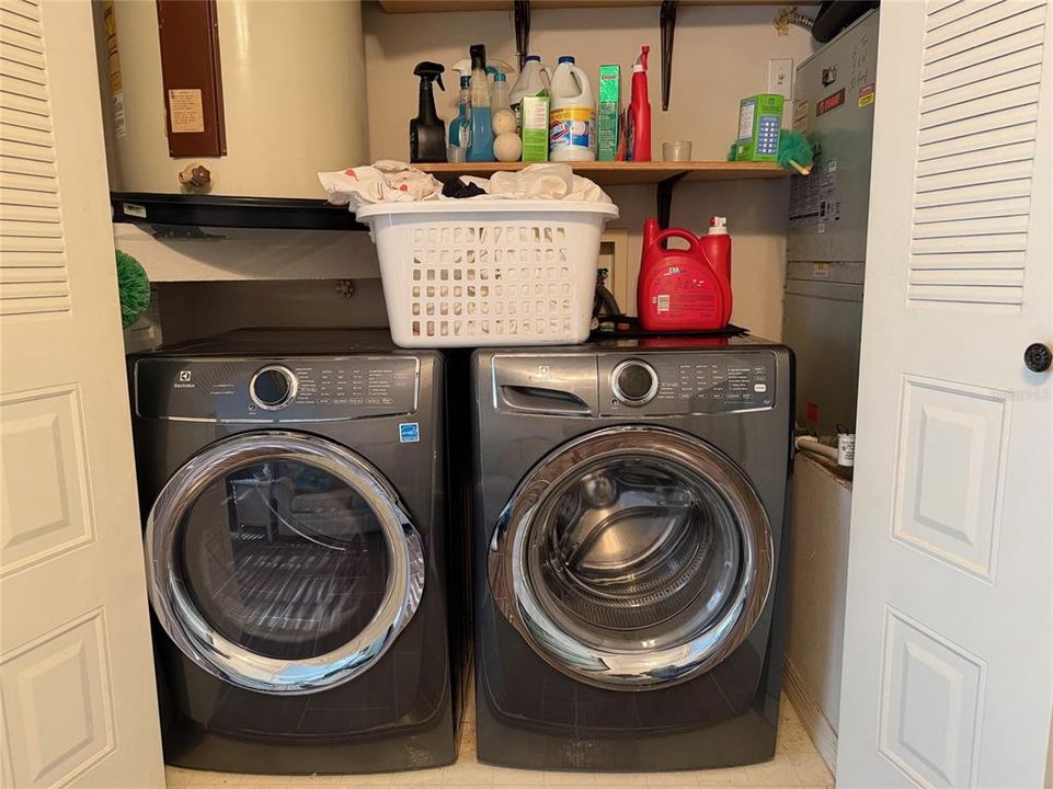 待售: $195,000 (2 贝兹, 2 浴室, 884 平方英尺)