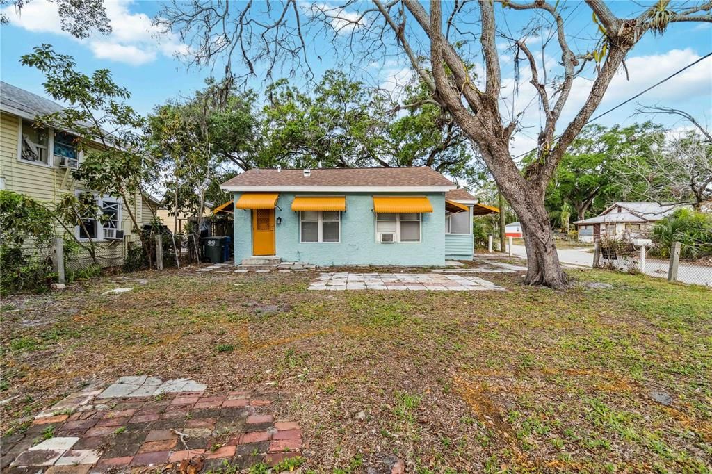 For Rent: $2,000 (3 beds, 2 baths, 960 Square Feet)