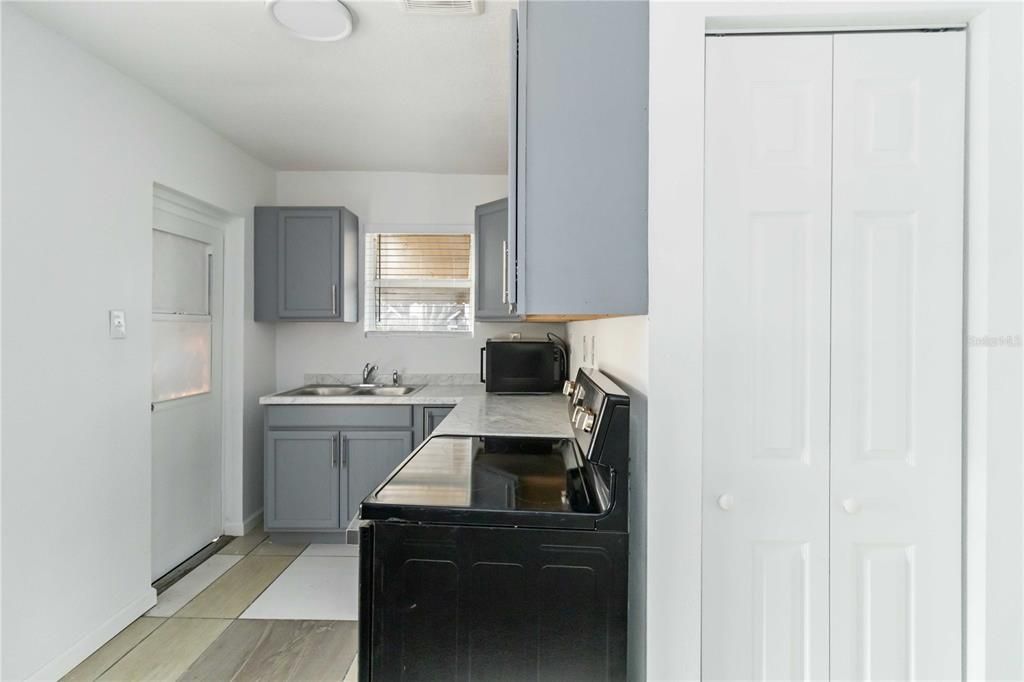 For Rent: $2,000 (3 beds, 2 baths, 960 Square Feet)