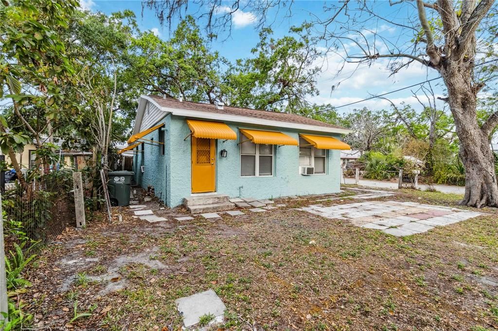 For Rent: $2,000 (3 beds, 2 baths, 960 Square Feet)