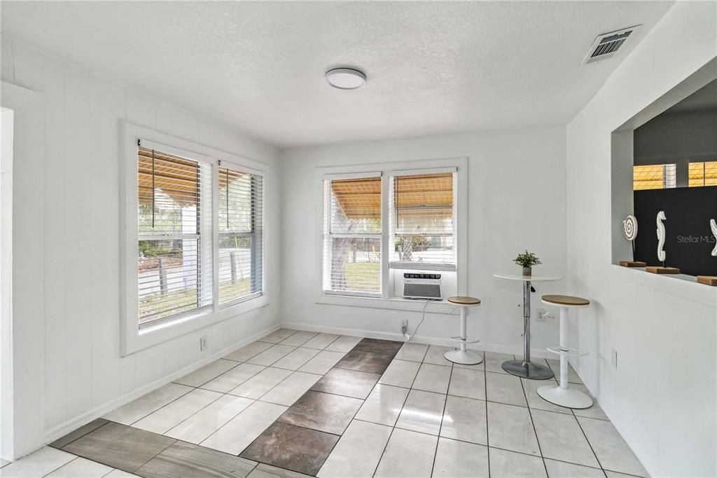 For Rent: $2,000 (3 beds, 2 baths, 960 Square Feet)