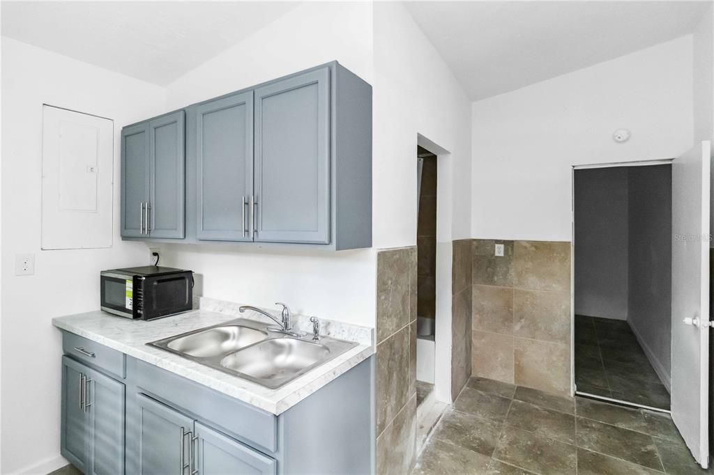 For Rent: $2,000 (3 beds, 2 baths, 960 Square Feet)