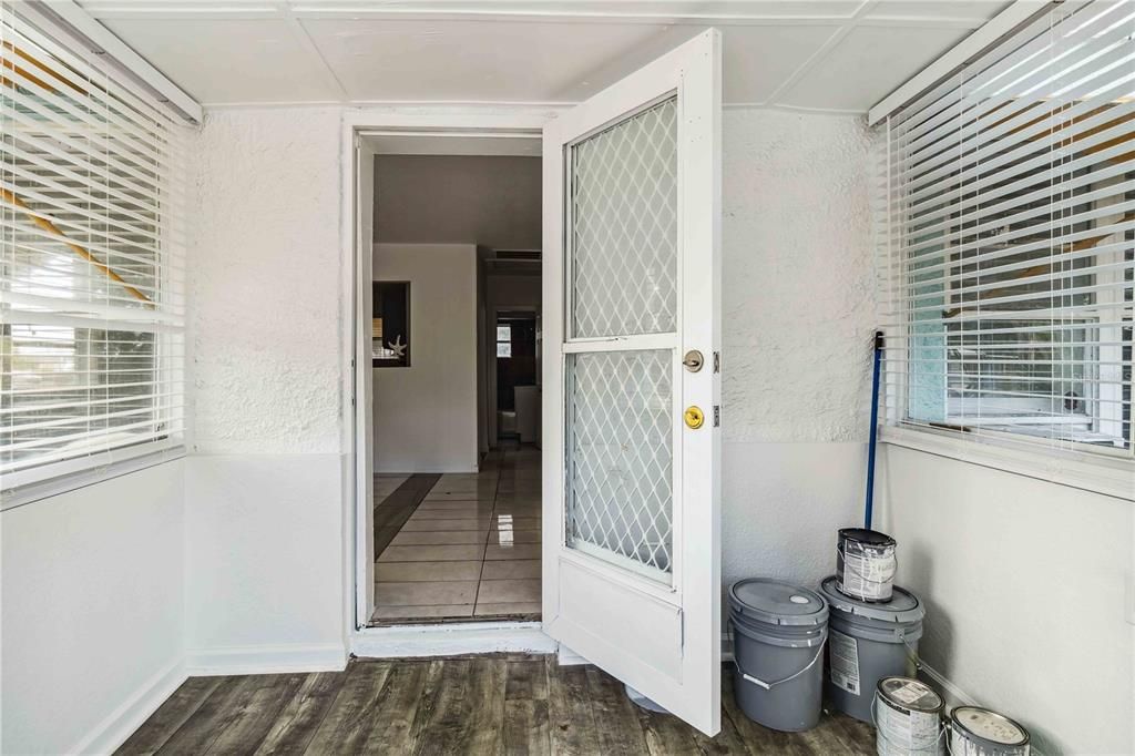 For Rent: $2,000 (3 beds, 2 baths, 960 Square Feet)