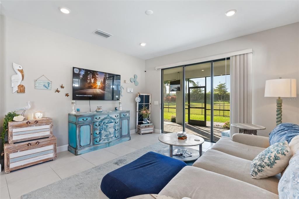 For Sale: $489,900 (2 beds, 2 baths, 1405 Square Feet)