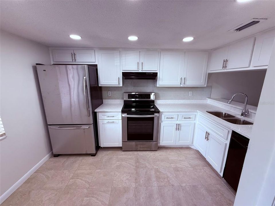 For Sale: $204,900 (2 beds, 2 baths, 1094 Square Feet)