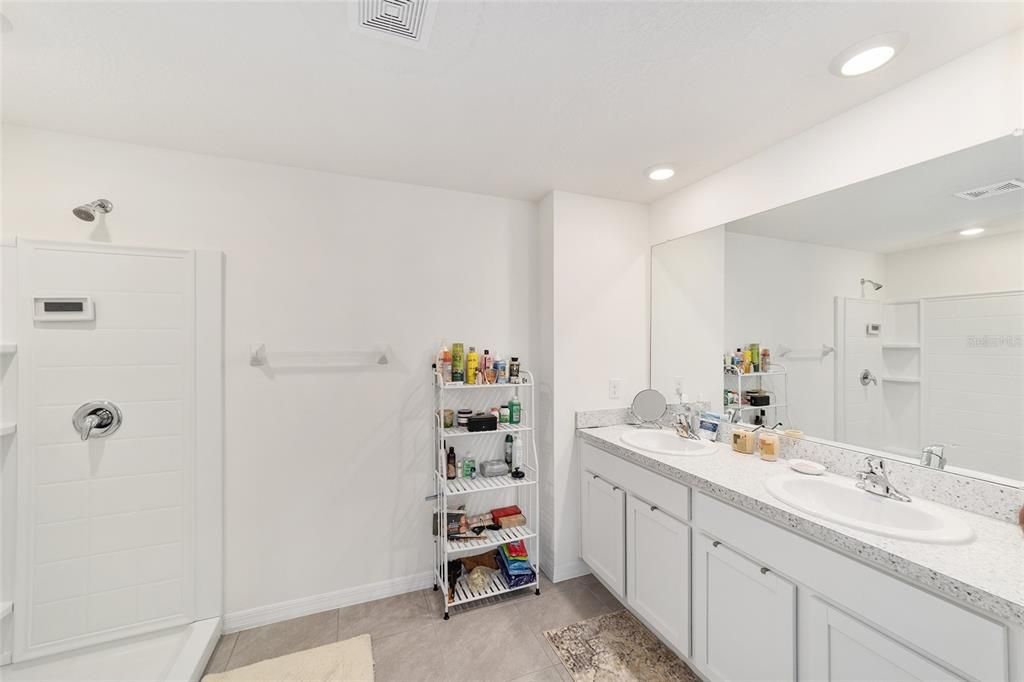 На продажу: $334,999 (5 спален, 3 ванн, 2481 Квадратных фут)