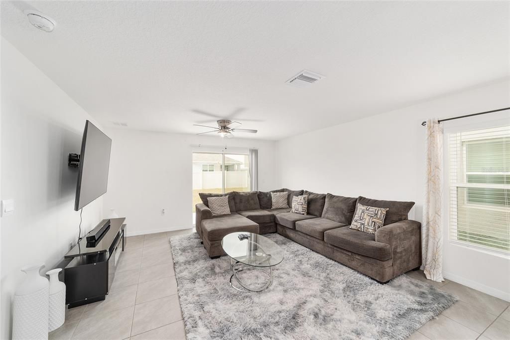 На продажу: $334,999 (5 спален, 3 ванн, 2481 Квадратных фут)