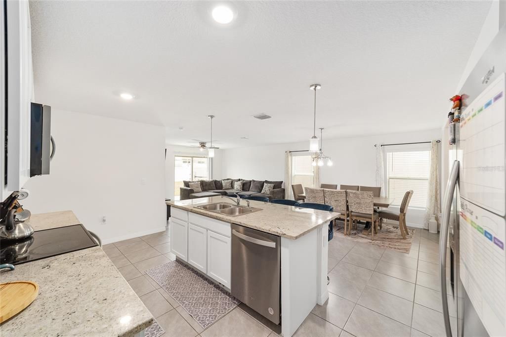 На продажу: $334,999 (5 спален, 3 ванн, 2481 Квадратных фут)