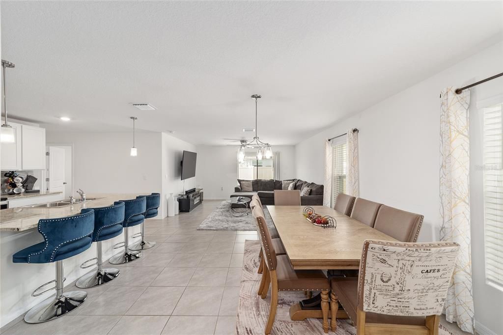 На продажу: $334,999 (5 спален, 3 ванн, 2481 Квадратных фут)