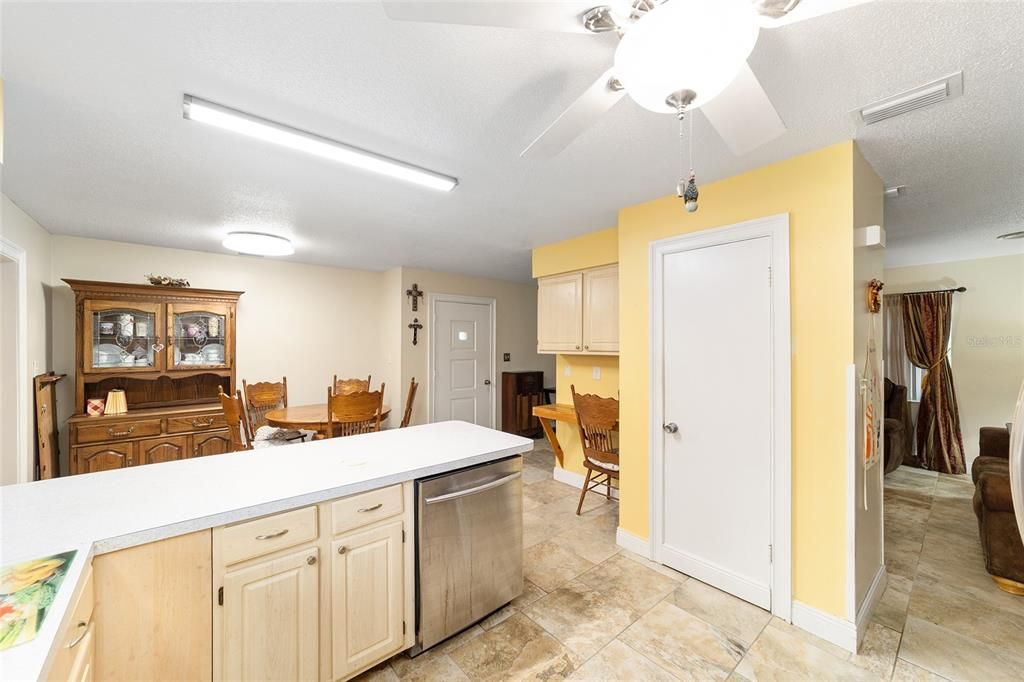 На продажу: $190,000 (2 спален, 2 ванн, 1300 Квадратных фут)