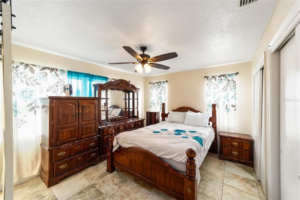 На продажу: $190,000 (2 спален, 2 ванн, 1300 Квадратных фут)