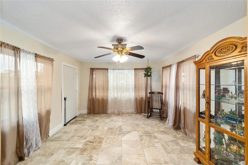 На продажу: $190,000 (2 спален, 2 ванн, 1300 Квадратных фут)