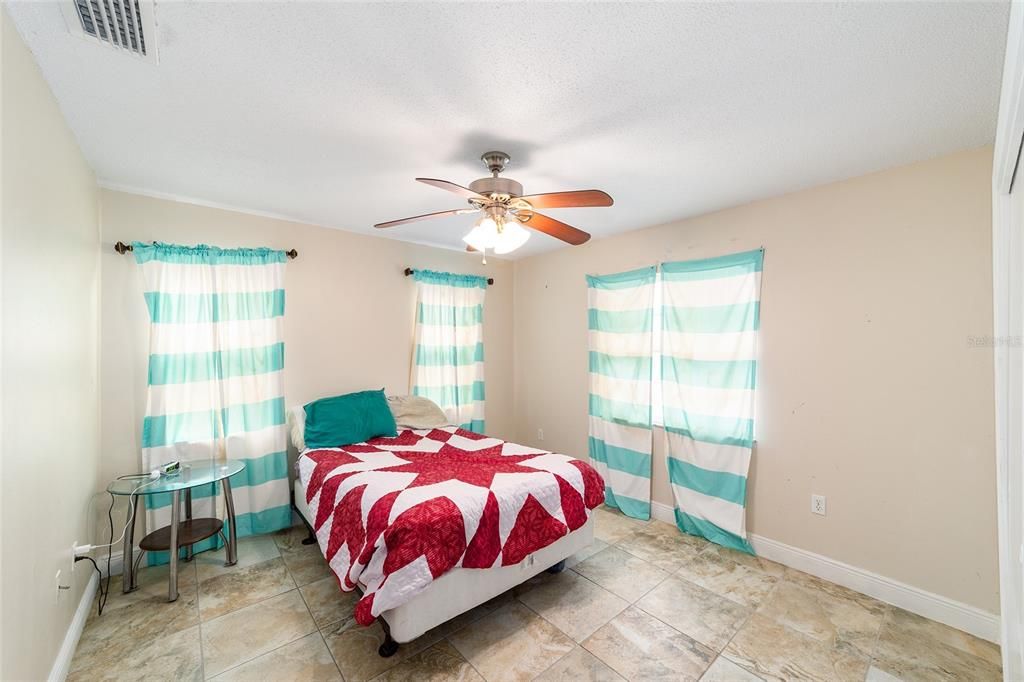 На продажу: $190,000 (2 спален, 2 ванн, 1300 Квадратных фут)