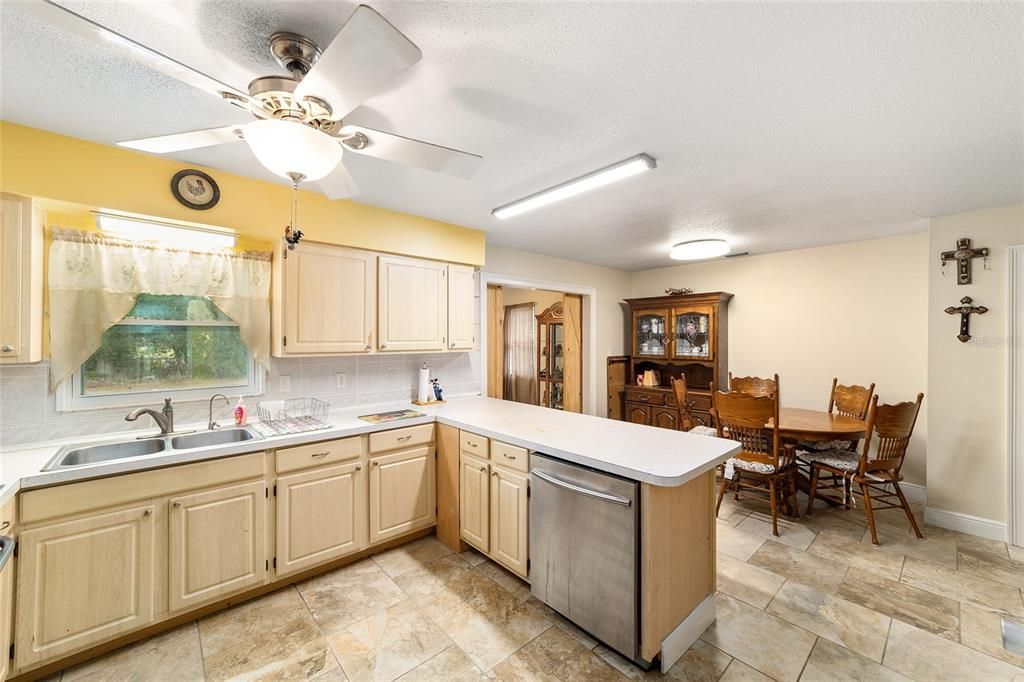 На продажу: $190,000 (2 спален, 2 ванн, 1300 Квадратных фут)