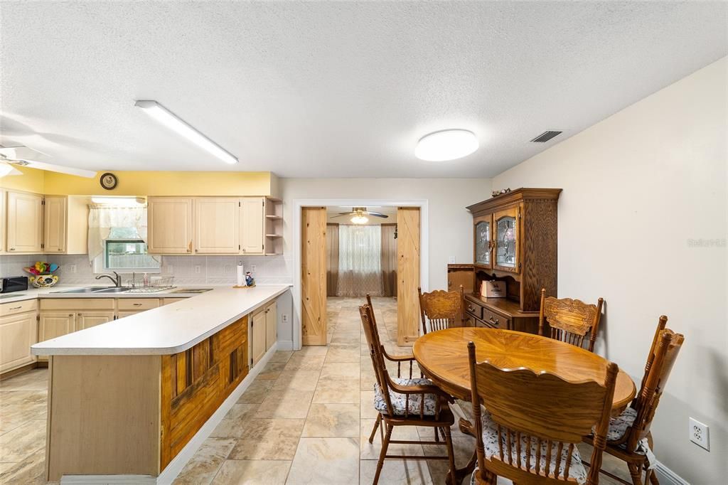 На продажу: $190,000 (2 спален, 2 ванн, 1300 Квадратных фут)