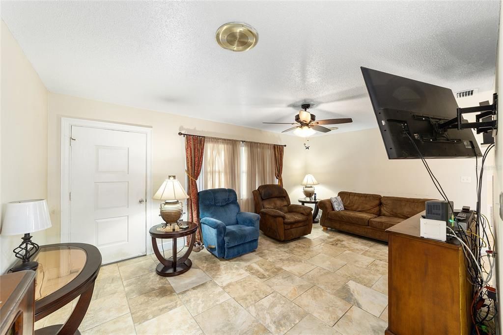 На продажу: $190,000 (2 спален, 2 ванн, 1300 Квадратных фут)