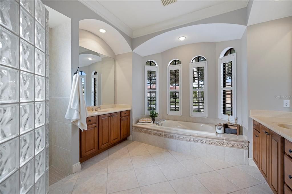 For Sale: $960,000 (4 beds, 4 baths, 3561 Square Feet)