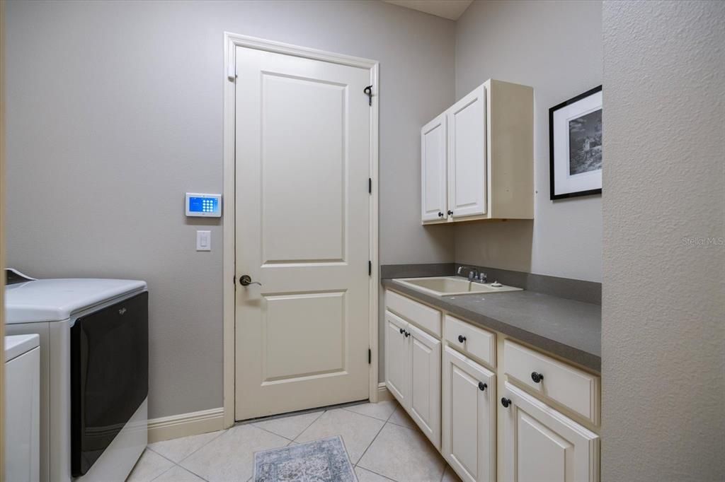 For Sale: $960,000 (4 beds, 4 baths, 3561 Square Feet)