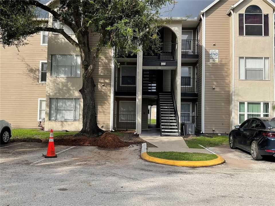 For Rent: $1,350 (1 beds, 1 baths, 696 Square Feet)