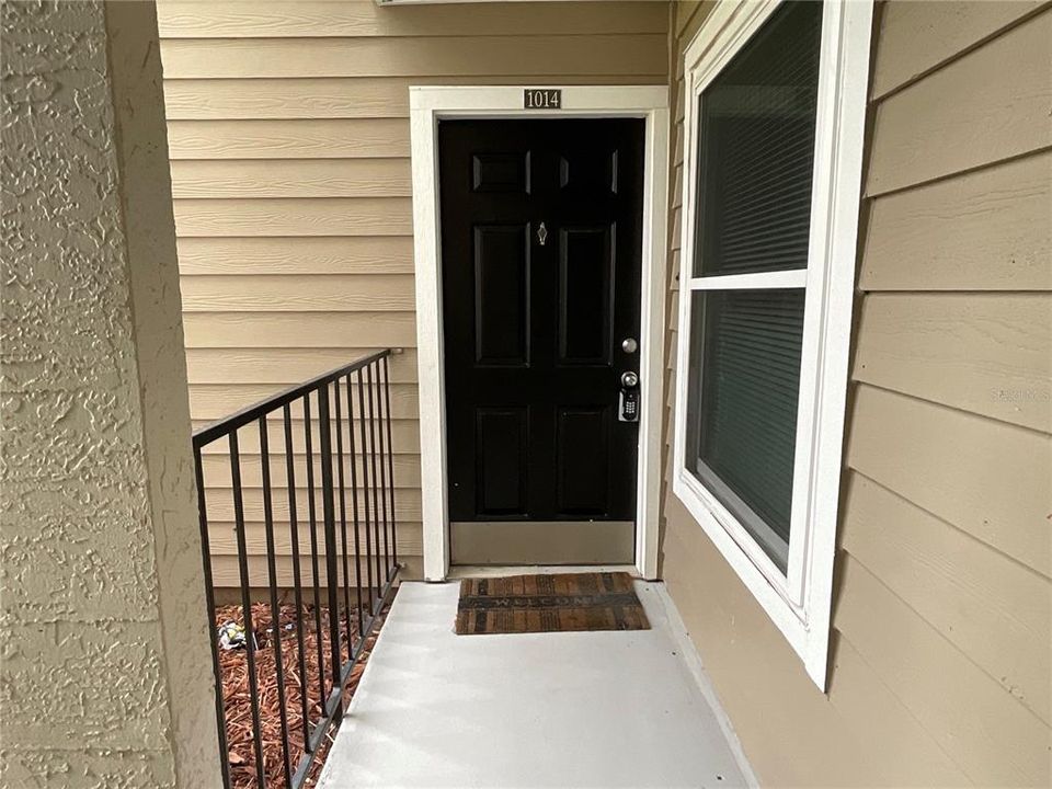 For Rent: $1,350 (1 beds, 1 baths, 696 Square Feet)