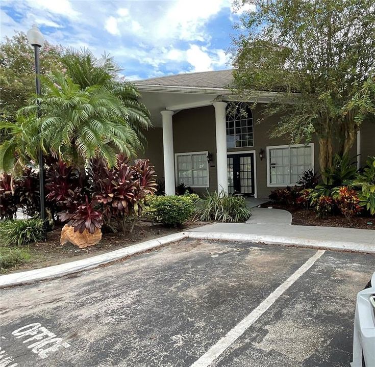 For Rent: $1,350 (1 beds, 1 baths, 696 Square Feet)