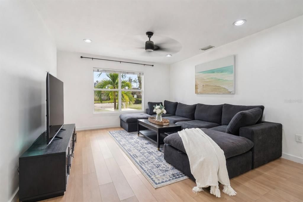 На продажу: $350,000 (2 спален, 1 ванн, 973 Квадратных фут)