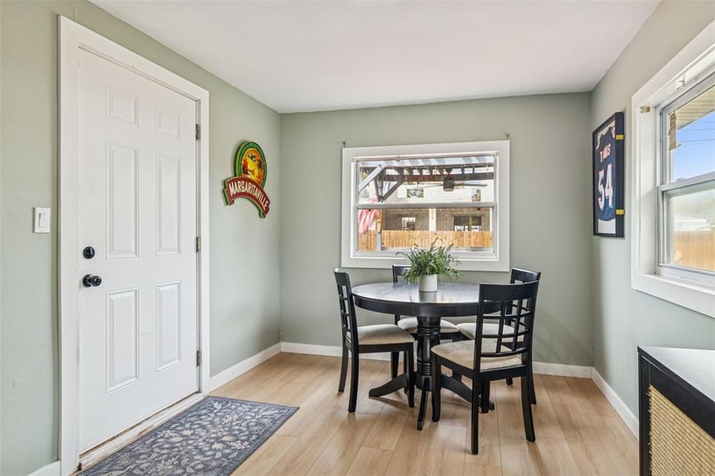 На продажу: $350,000 (2 спален, 1 ванн, 973 Квадратных фут)