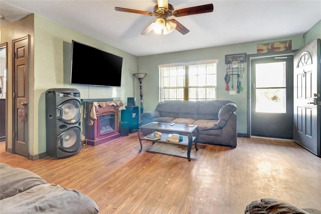 For Sale: $135,000 (3 beds, 2 baths, 1092 Square Feet)