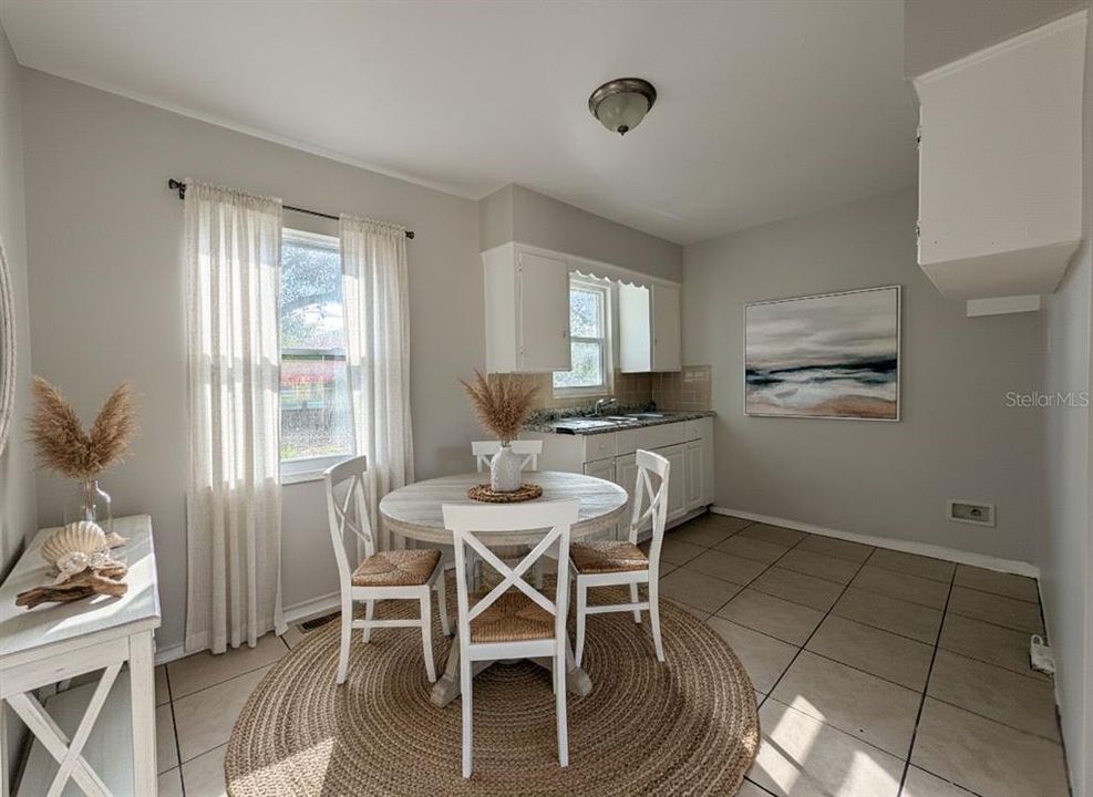 На продажу: $260,000 (4 спален, 1 ванн, 1060 Квадратных фут)