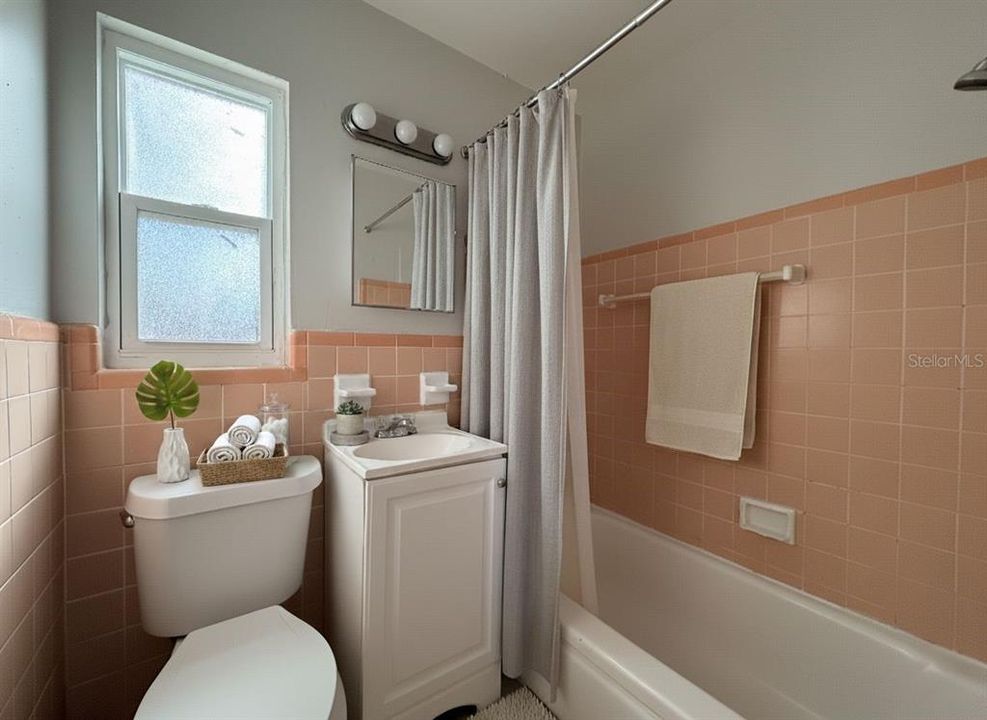 На продажу: $260,000 (4 спален, 1 ванн, 1060 Квадратных фут)