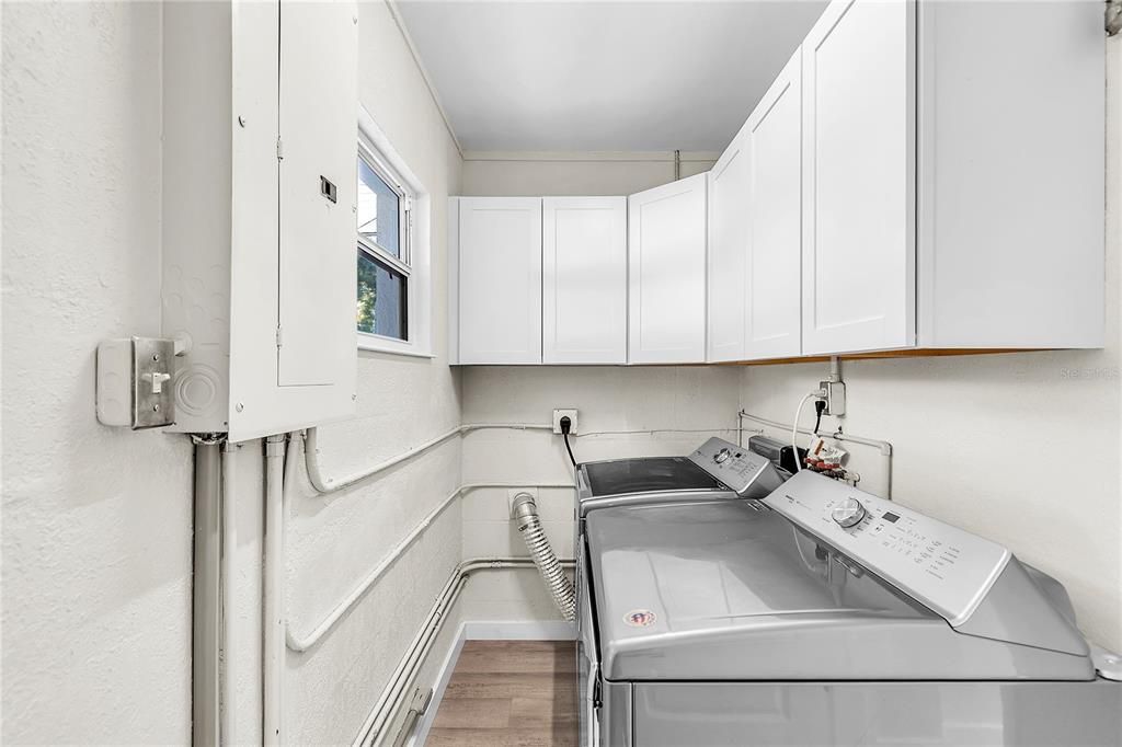 合同活跃: $398,000 (2 贝兹, 1 浴室, 1033 平方英尺)