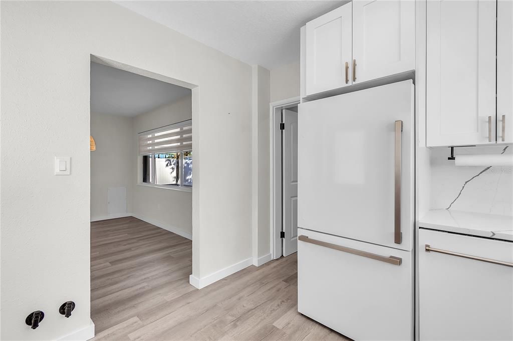 合同活跃: $398,000 (2 贝兹, 1 浴室, 1033 平方英尺)