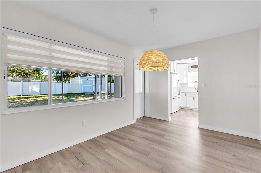 合同活跃: $398,000 (2 贝兹, 1 浴室, 1033 平方英尺)