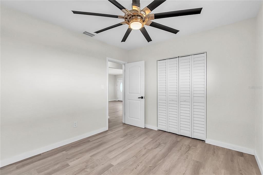 合同活跃: $398,000 (2 贝兹, 1 浴室, 1033 平方英尺)