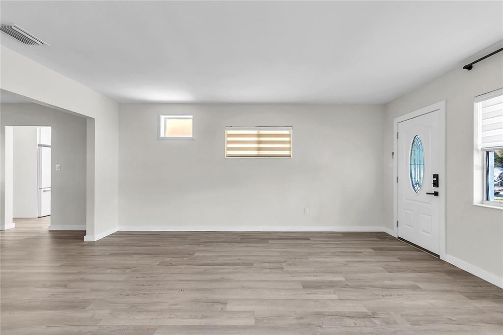 合同活跃: $398,000 (2 贝兹, 1 浴室, 1033 平方英尺)