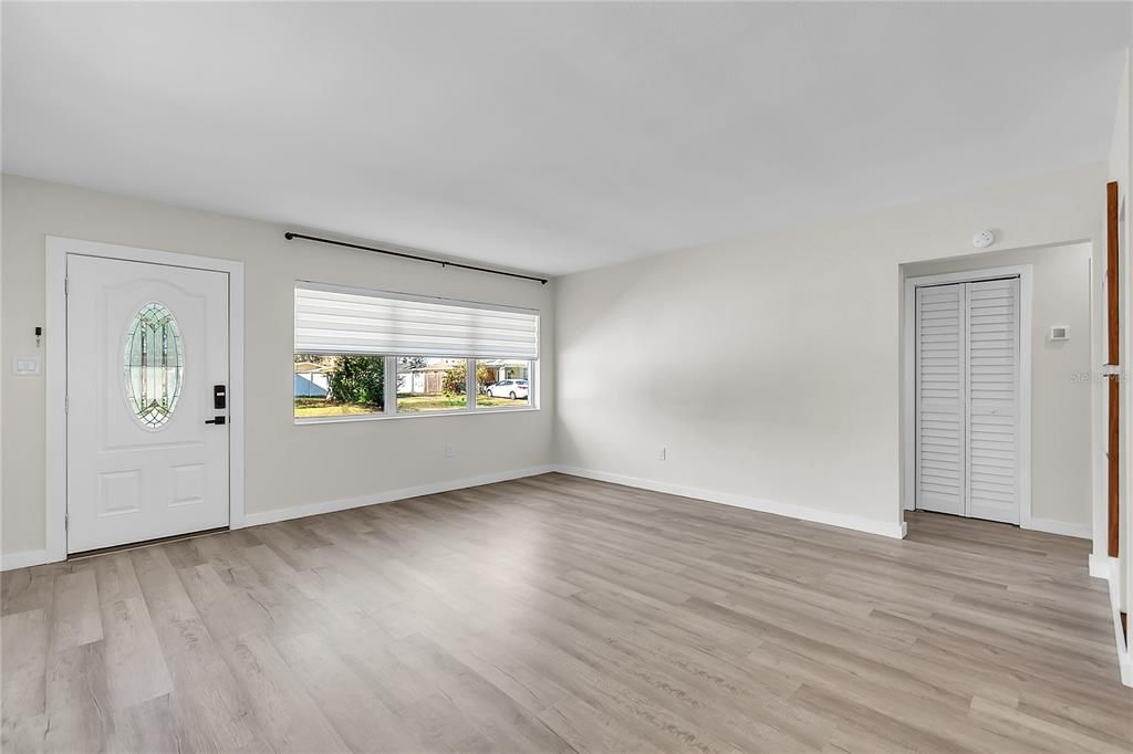 合同活跃: $398,000 (2 贝兹, 1 浴室, 1033 平方英尺)