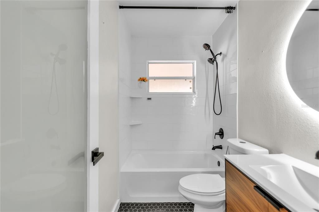 合同活跃: $398,000 (2 贝兹, 1 浴室, 1033 平方英尺)