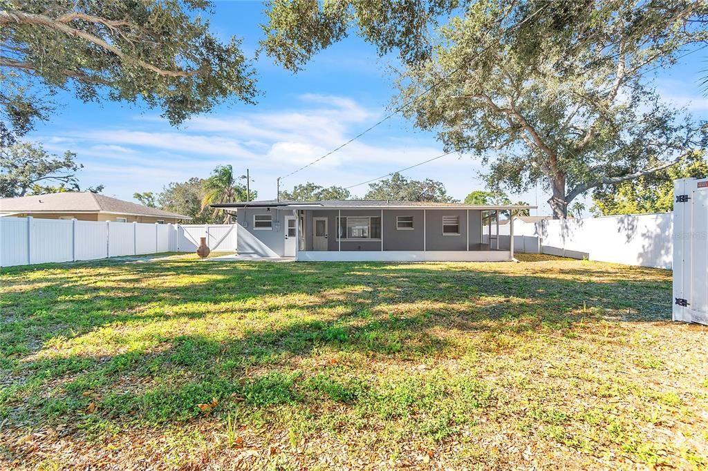 合同活跃: $398,000 (2 贝兹, 1 浴室, 1033 平方英尺)