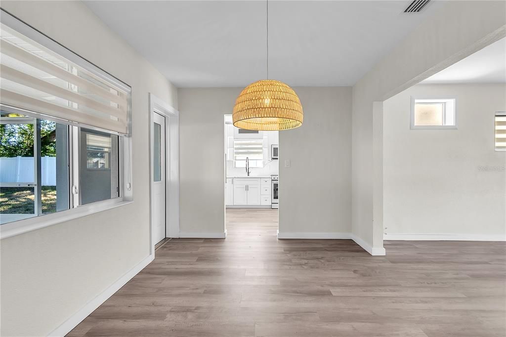 合同活跃: $398,000 (2 贝兹, 1 浴室, 1033 平方英尺)