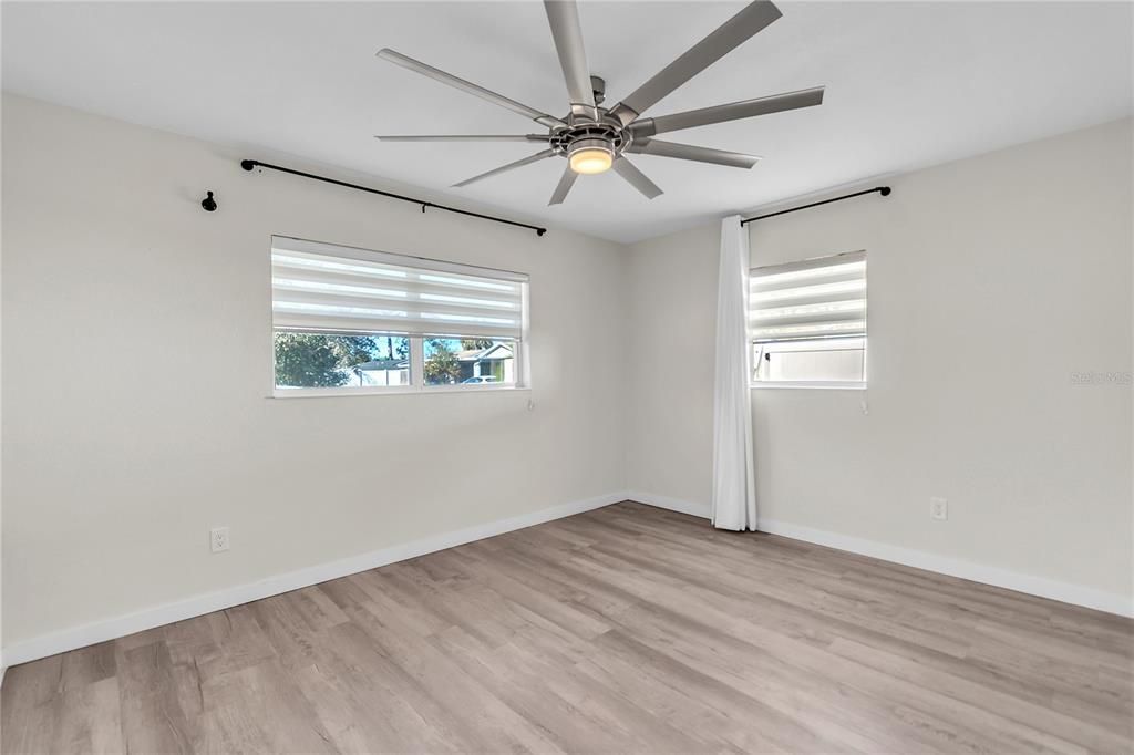 合同活跃: $398,000 (2 贝兹, 1 浴室, 1033 平方英尺)