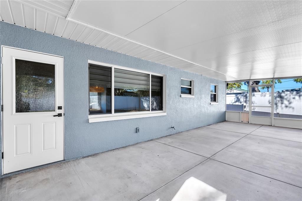 合同活跃: $398,000 (2 贝兹, 1 浴室, 1033 平方英尺)