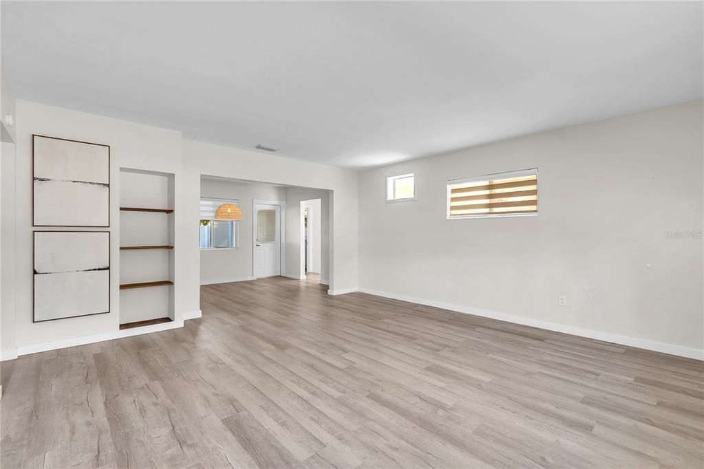 合同活跃: $398,000 (2 贝兹, 1 浴室, 1033 平方英尺)