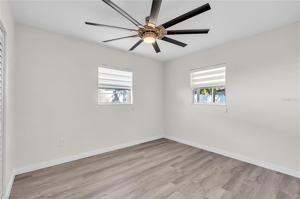 合同活跃: $398,000 (2 贝兹, 1 浴室, 1033 平方英尺)