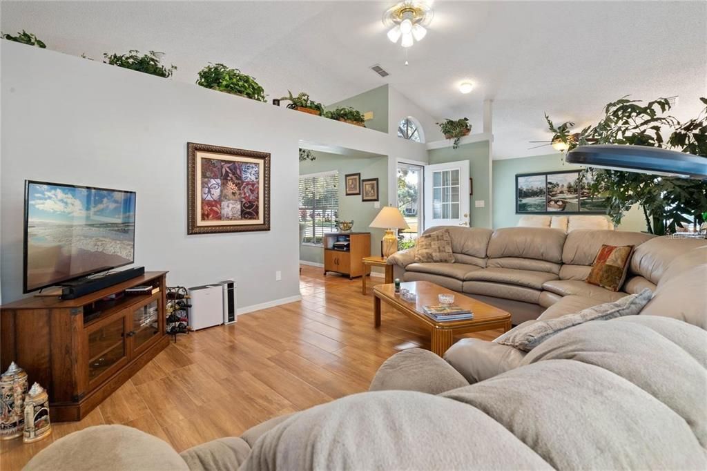 待售: $259,000 (2 贝兹, 2 浴室, 1097 平方英尺)