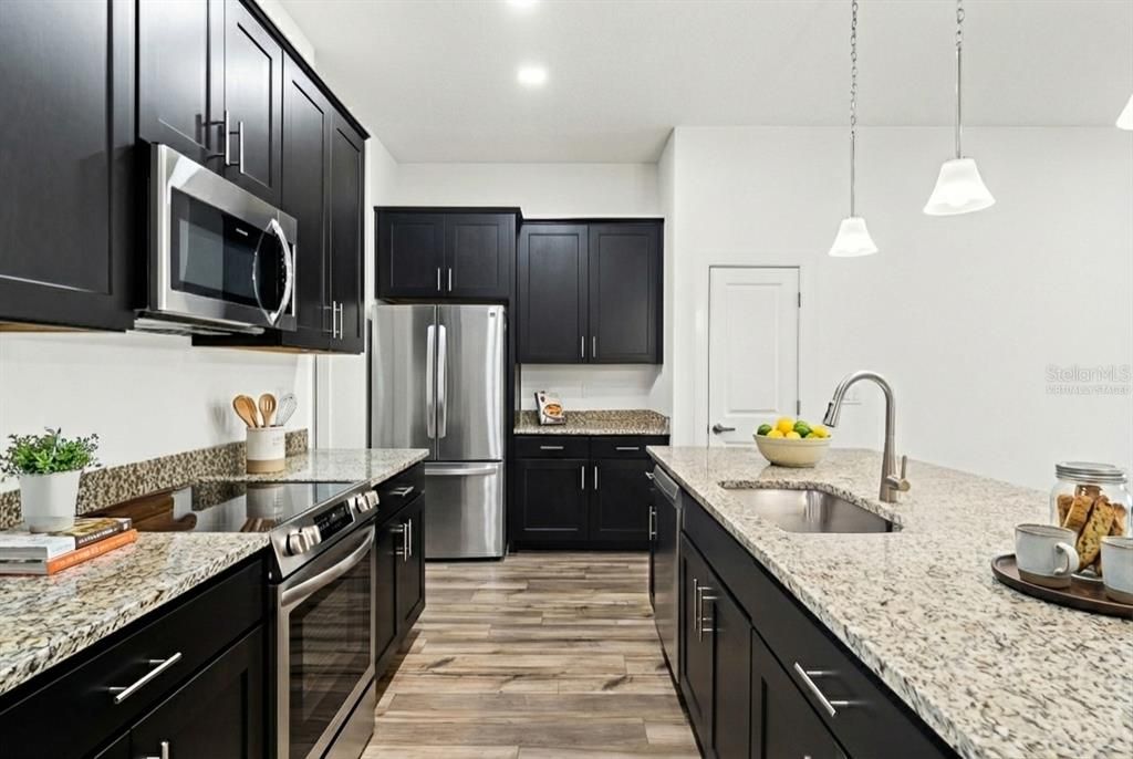 En Venta: $438,000 (4 camas, 2 baños, 2125 Pies cuadrados)