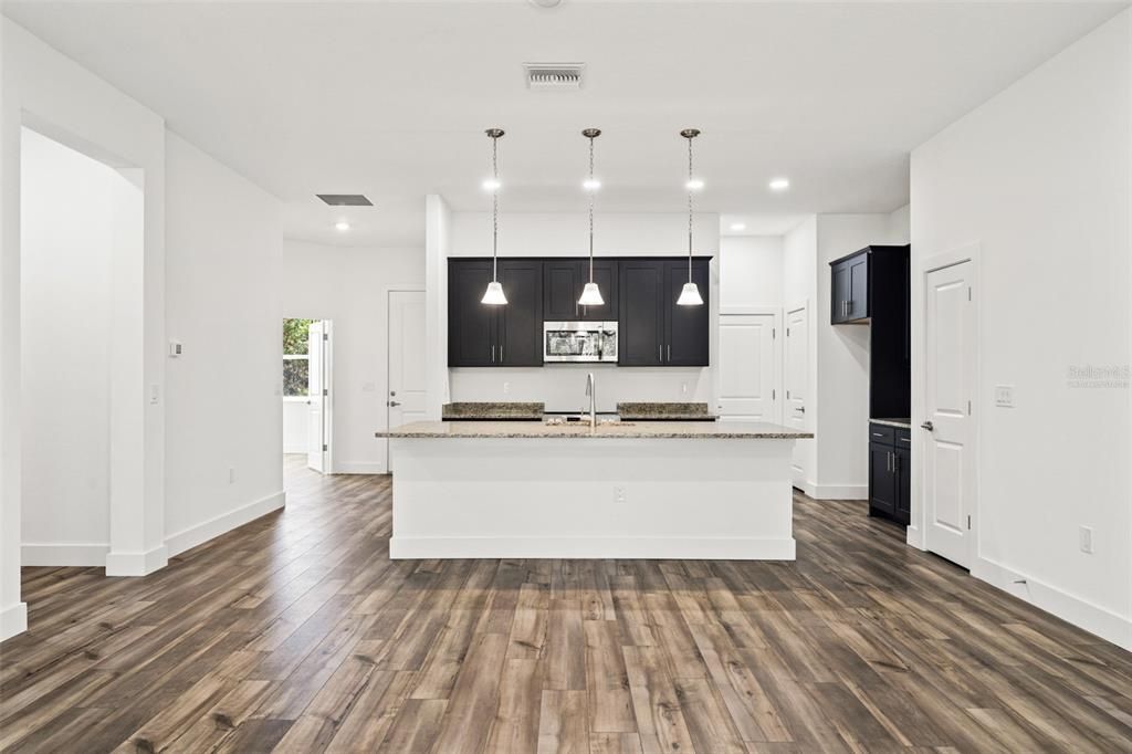 En Venta: $438,000 (4 camas, 2 baños, 2125 Pies cuadrados)